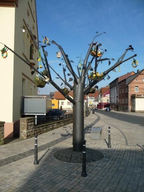 Der Verein für Tourismus – Poppenhausen (Wasserkuppe) hatte wieder die Patenschaft für die Dekoration des Lebensthemenbaums zu Ostern übernommen.